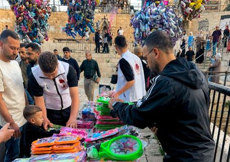 "بيت مال القدس" توزع ألعابا وهدايا على الأطفال عند بوابات "الأقصى" بمناسبة عيد الأضحى
